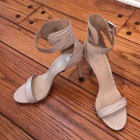 VINCE CAMUTO SPIKE EXOTIC ANKLE STRAP HEELS BEIGE SIZE 9.5 STRAPPY SEXY SHOES - Picture 2 of 9